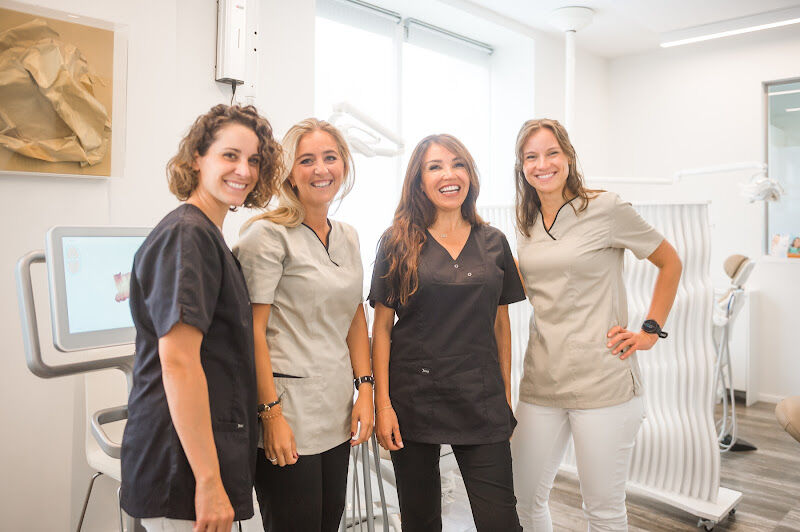 Foto van Smiles By Maria, Orthodontie et Dentisterie Spécialisé pour Adultes et Enfants - Clinique Invisalign