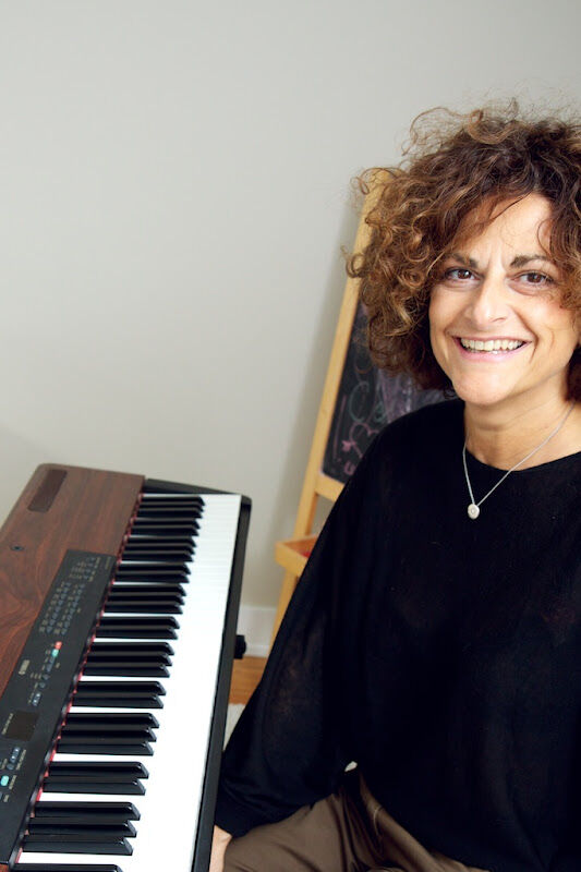 Foto van Cours De Piano, Cours De Violon, Cours De Basse. Cours De Solfège Cours D'improvisation Classique Rock,Funk,Sylvie Sansalone