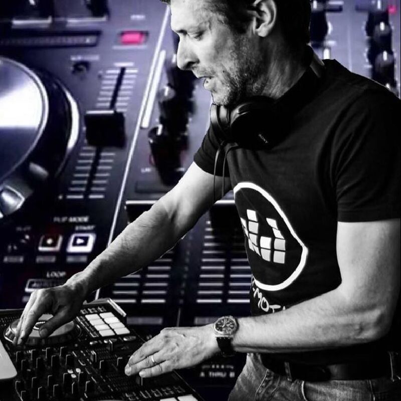 Foto van DJ In-Motion (Dj - sound - light )