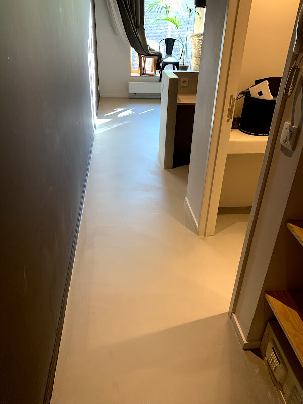 Foto van At-Chapes : Granito Terrazzo Béton ciré
