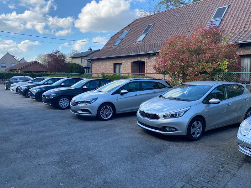 Foto van Auto Plus Mol Aankoop en verkoop van 2dehands wagen en met 30 jaar ervaring natuurlijk ruime ervaring om wagen te taxeren