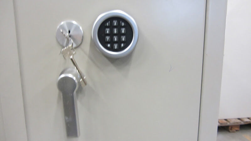 Foto van Kluis opening, Sloten en deur opening, 24u service. Reparatie en Onderhoud (ESAT) Slotenmaker