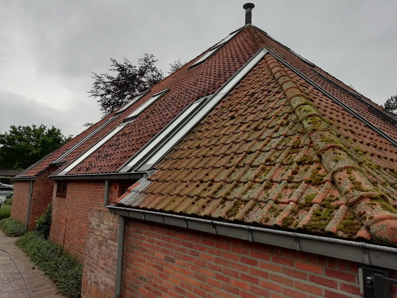 Foto van Ervé Zoersel. Ontmossen van Daken, Schilderen van gevels
