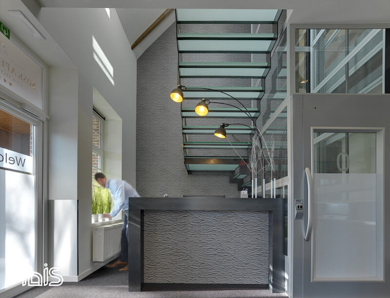 Foto van Ybis, metalen of stalen trappen, glazen borstweringen