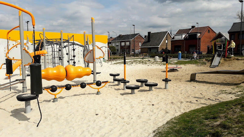 Foto van Speeltuin met klimmuur & turn-/fitness gedeelte