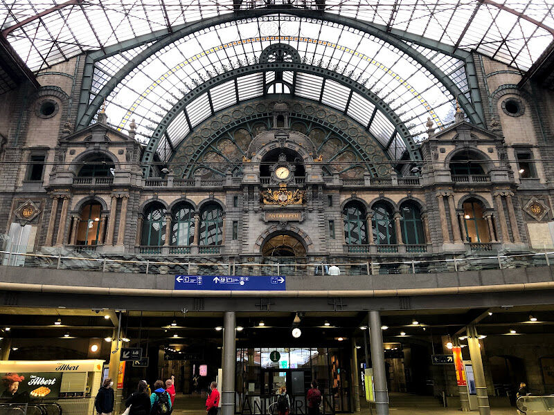 Foto van BASE shop Antwerpen station