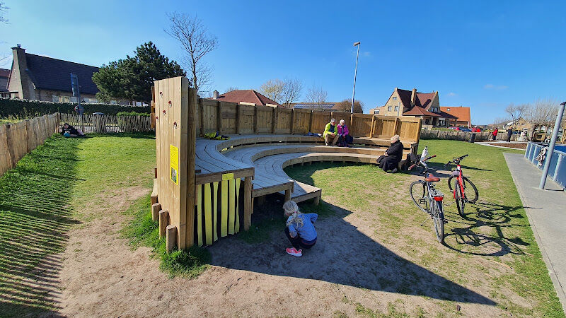 Foto van Speeltuin naast school