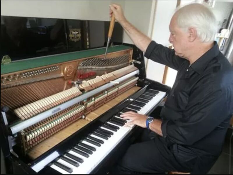 Foto van Pianostemmer Van Den Bossche Dirk